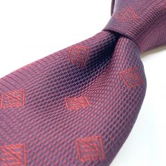 ワイン(臙脂)色のネクタイで演出する温かさ。