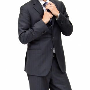 ネクタイを結ぶ就活生へ。