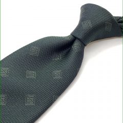 包み込まれるような深緑ネクタイ