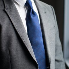 【格好よく紳士に見えるネクタイのススメ】遠くから見たら「無地」くらいが丁度いい。